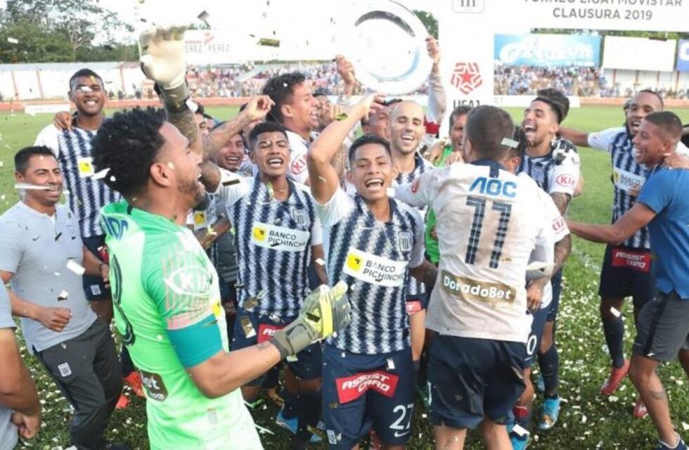 Salieron campeones y terminaron los festejos empujando un colectivo