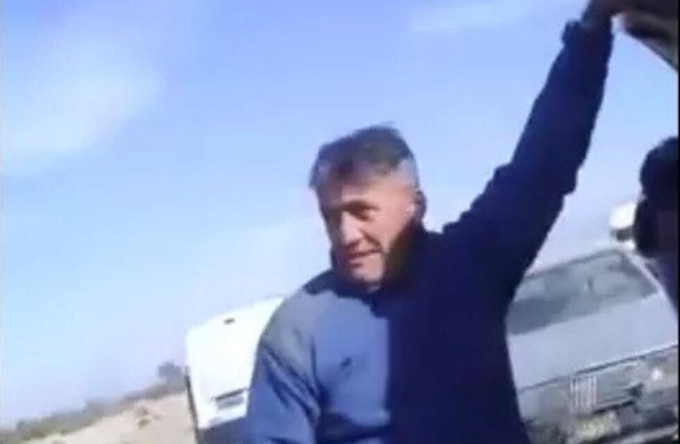 Escrachan a un comisario en un depósito de autos: ¿robaba autopartes?