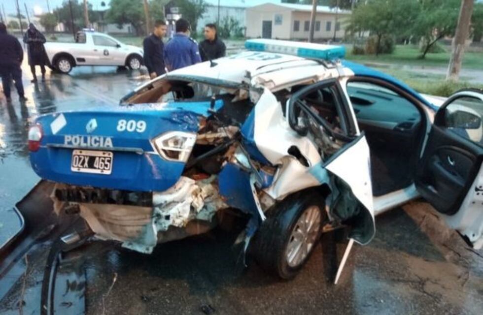 Policía destrozó un móvil tras chocar un árbol