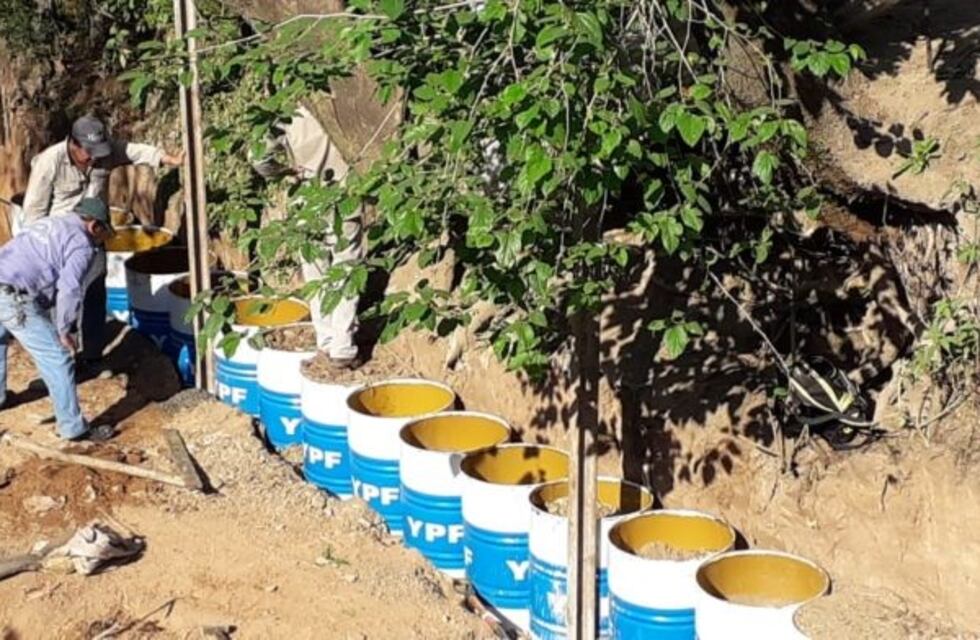 Barrio Calpini: Construyen defensas en el puente peatonal para proteger a las nuevas viviendas