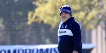 Maradona repetiría ante Talleres la misma formación del debut con Racing\u002E