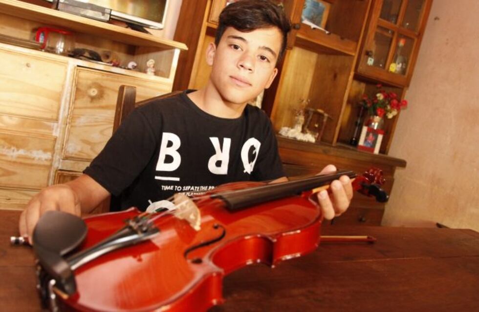 Matías, el adolescente que fue changarín hasta que logró ser violinista