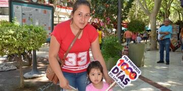 El presidente Alberto Fernández junto al gobernador Sergio Uñac y la ministra de Salud, Alejandra Venerando, charlando sobre el programa de protección a madres y niños\u002E