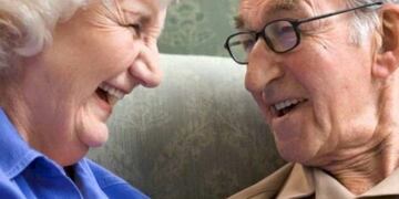 Un hombre de 92 años le tiñó el pelo a su esposa en medio de la cuarentena