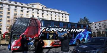 Choferes de empresas de larga distancia y guías de turismo se manifestaron frente a Casa de Gobierno de Mendoza\u002E