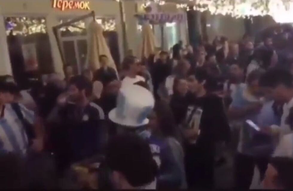 Hinchas argentinos y uruguayos, unidos contra Chile