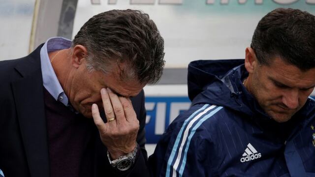 Argentina's coach Edgardo Bauza, left, looks down prior to a 2018 World Cup qualifying soccer match against Bolivia in La Paz, Bolivia, on Tuesday, March 28, 2017. (AP Photo/Victor R. Caivano) la paz bolivia edgardo bauza eliminatorias campeonato mundial