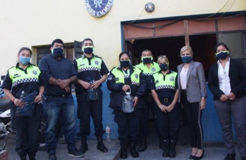 Entregaron más de tres mil barbijos y botellas de alcohol a la Policía de Tucumán
