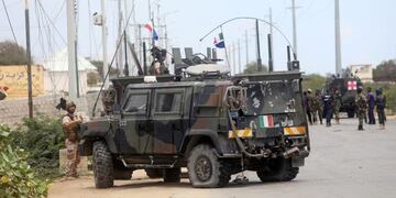 Las fuerzas de seguridad italianas son vistas cerca de vehículos blindados en la escena de un ataque contra un convoy militar italiano en Mogadiscio, Somalia, el 30 de septiembre de 2019\u002E Crédito: REUTERS / Feisal Omar\u002E