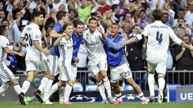 Real Madrid's Portuguese forward Cristiano Ronaldo (C) celebrates after scoring during the UEFA Champions League quarter-final second leg football match Real Madrid vs FC Bayern Munich at the Santiago Bernabeu stadium in Madrid in Madrid on April 18, 2017