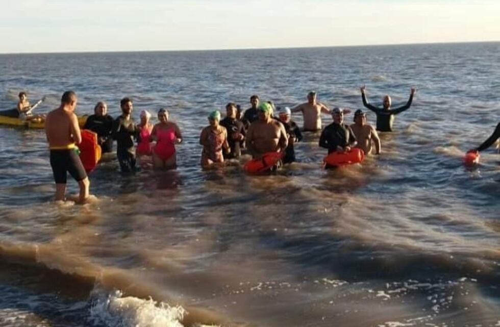 Arroyo Pareja: se convocaron por redes sociales para nadar