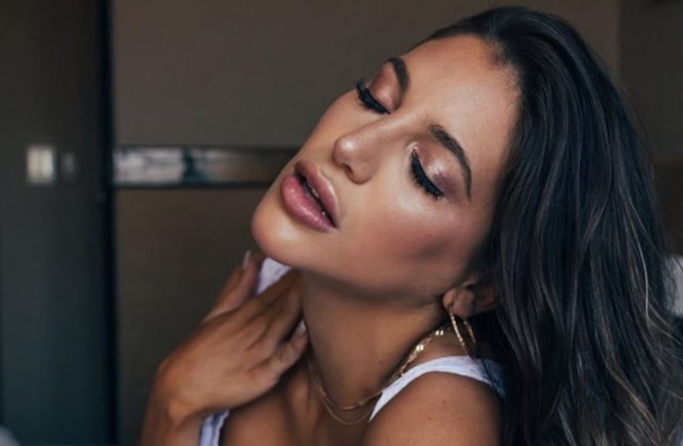 Marian Farjat posó con medias de encaje, un buzo ¿y nada debajo?