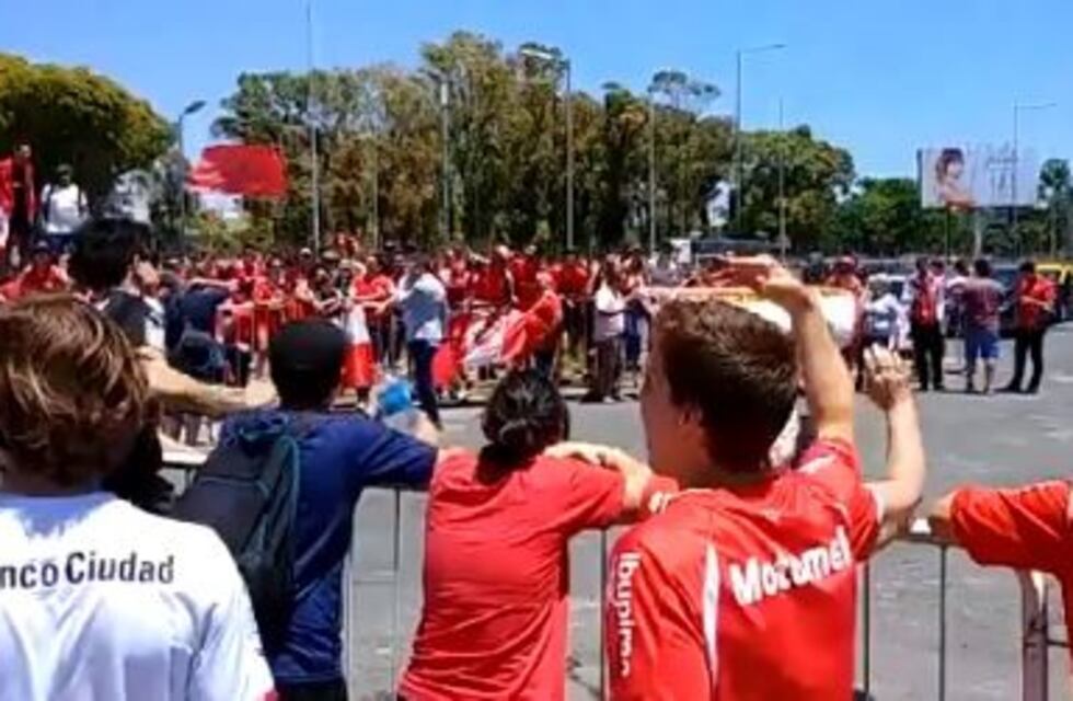 Independiente llegó al país y fue recibido por una multitud en Aeroparque