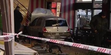 Un conductor se metió con su auto en un bar de Flores