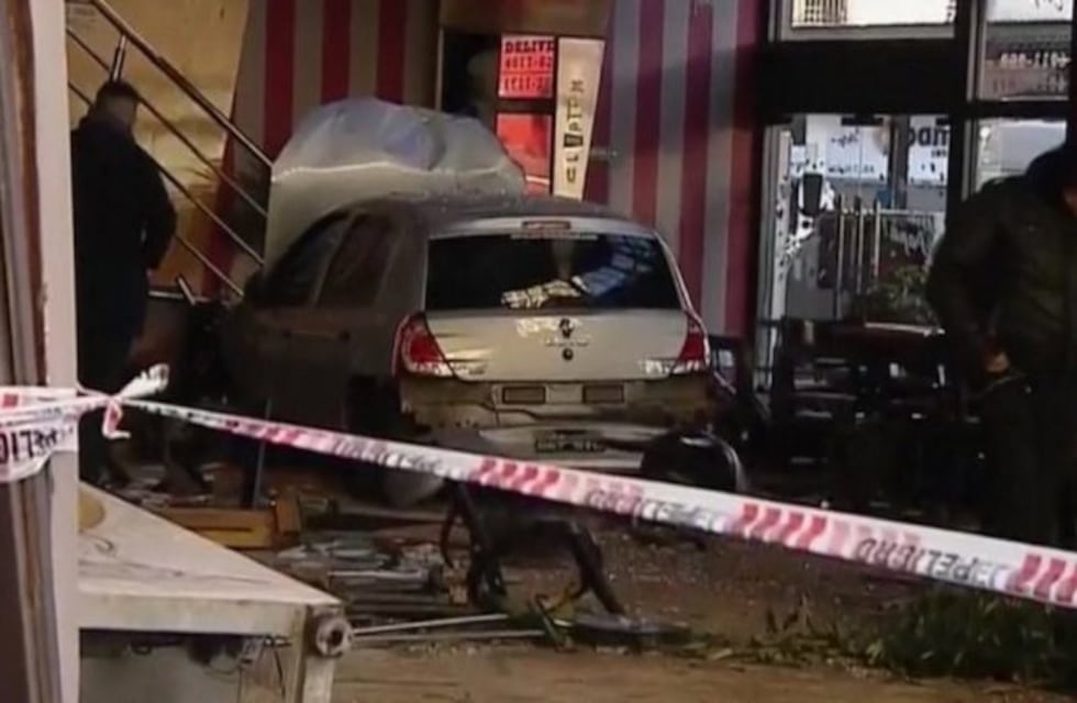 Un conductor se metió con su auto en un bar de Flores