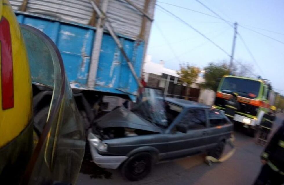 Arroyito: un automóvil impactó desde atrás a un camión estacionado
