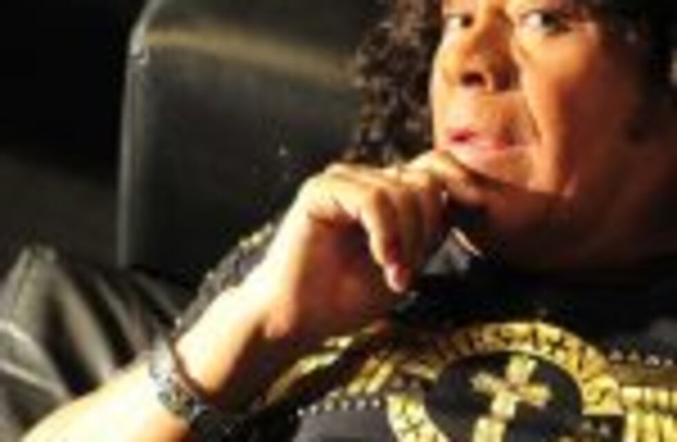 Lanzan vino de La Mona Jiménez