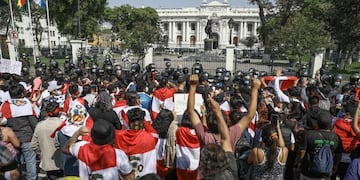 Ciudadanos celebran hoy la renuncia de Manuel Merino a la Presidencia peruana, en Lima\u002E (EFE)