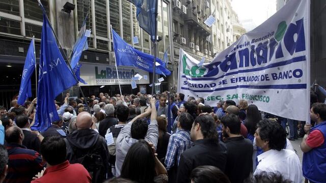 DYN203, BUENOS AIRES 22/09/2016, PROTESTA DE BANCARIOS ESTA MAu00d1AN EN EL MICROCENTRO PORTEu00d1O. FOTO: DYN/ALBERTO RAGGIO ciudad de buenos aires  Movilizacion de bancarios por el microcentro reclamo por la reapertura de las paritarias