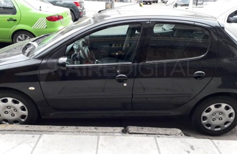 Insólito: lo multaron por vidrios polarizados pero el auto no los tiene