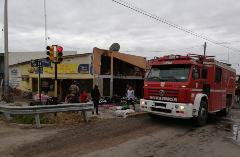Voraz incendio en una mueblería en Real del Padre