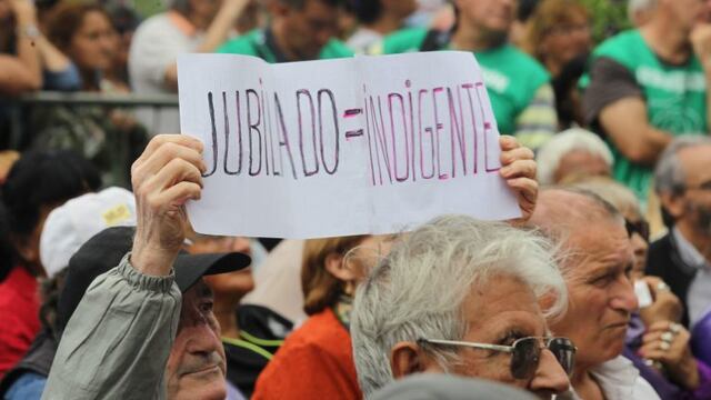 ARG01\u002E BUENOS AIRES (ARGENTINA), 18/12/2018\u002E- Jubilados se concentran hoy, martes 18 de diciembre de 2018, frente a la sede de la Corte Suprema de Buenos Aires (Argentina), para reivindicar una mejora en sus pensiones, durante una jornada marcada por la resolución del alto tribunal sobre el índice aplicable para la actualización de las jubilaciones\u002E La Corte Suprema de Justicia de Argentina resolvió hoy sobre el índice que debe aplicarse para la actualización de las jubilaciones, lo que sienta un criterio que deberá ser aplicado a las causas judiciales en trámite y que es adverso a lo establecido por el organismo de la seguridad social\u002E EFE/ Aitor Pereira\u002E buenos aires marcha manifestacion