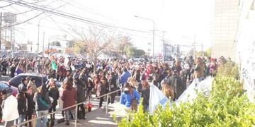 Los docentes mostraron su malestar con medidas en el edificio de Educación en Rawson\u002E