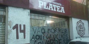 Pintadas amenazantes en la previa de Lanús-Gremio\u002E