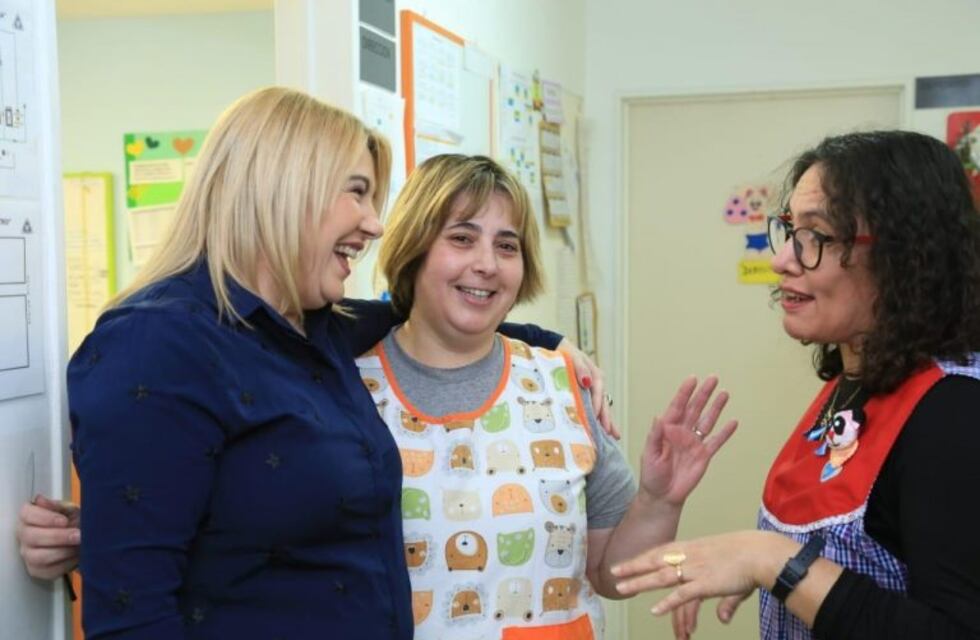 La Gobernadora Bertone entregó material deportivo al jardín de infantes N° 21