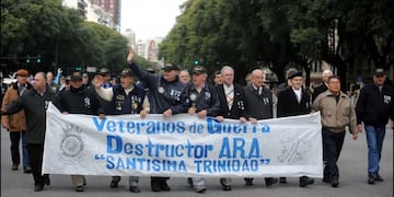 El paso de los veteranos por el desfile militar del 9 de Julio