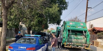 El gremio de los recolectores de residuos se declaró en estado de alerta y movilización\u002E Muchos camiones se apostaron cerca del domicilio de Saillén\u002E