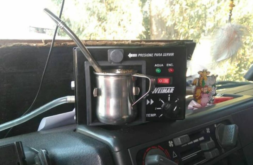 Inventaron una máquina para cebar mate en el auto