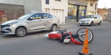 Un motociclista herido tras un choque contra un auto