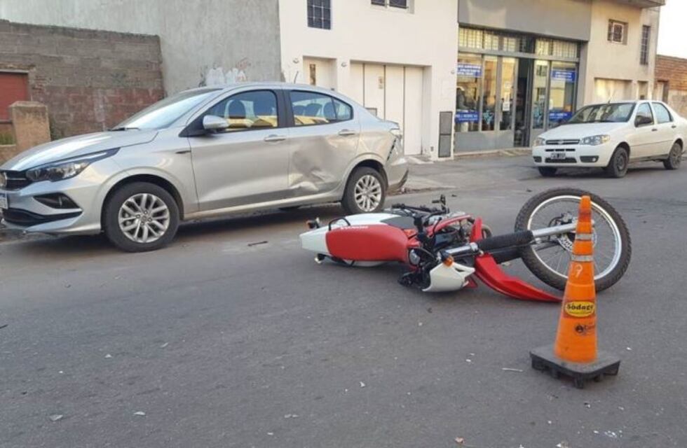 Un motociclista fue impactado por un automóvil y terminó chocando a otro vehículo