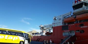 Un colectivo traslada a la tripulación desde el hotel al buque\u002E