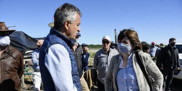 Patricia Bullrich visitó a los hermanos Etchevehere y le pidió al Gobierno una postura “clara” sobre la propiedad privada\u002E (Clarín)