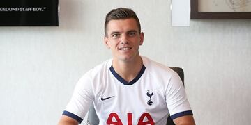 Lo Celso firmando el contraro en Tottenham\u002E (AFP)