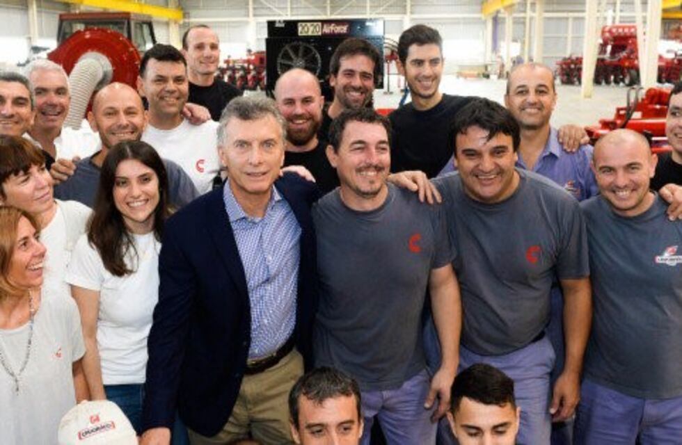 En el Día del Trabajador, Macri visitó a los bomberos de Vicente López