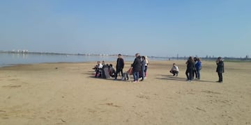 Familiares fueron a la playa a esperar novedades sobre el resultado del operativo\u002E (@radio_eme)