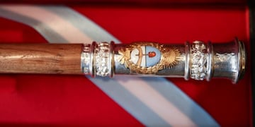 ACOMPAÑA CRÓNICA: ARGENTINA TRANSICIÓN BAS005\u002E BUENOS AIRES (ARGENTINA), 05/12/2015\u002E- Fotografía del 1 de diciembre de 2015 del orfebre Juan Carlos Pallarols sosteniendo el bastón de mando presidencial en su taller en Buenos Aires (Argentina)\u002E En un taller de Buenos Aires, una caja roja protege el símbolo del traspaso del poder presidencial en Argentina: un bastón de madera y plata, con el escudo del país grabado en su empuñadura, diseñado por el orfebre Juan Carlos Pallarols y cincelado por tres millones de personas\u002E El presidente electo recibirá el bastón el próximo jueves en el Congreso, tras una crispada polémica con la mandataria saliente sobre los detalles del traspaso de poderes, que llegó a salpicar al propio Pallarols\u002E EFE/David Fernández buenos aires Juan Carlos Pallarols preparativos del baston presidencial baston presidente electo 2015 orfebre quien realizo el baston para el nuevo presidente