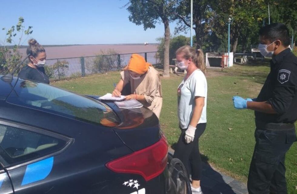 Liberan a 17 viajeros con arresto domiciliario por incumplir aislamiento