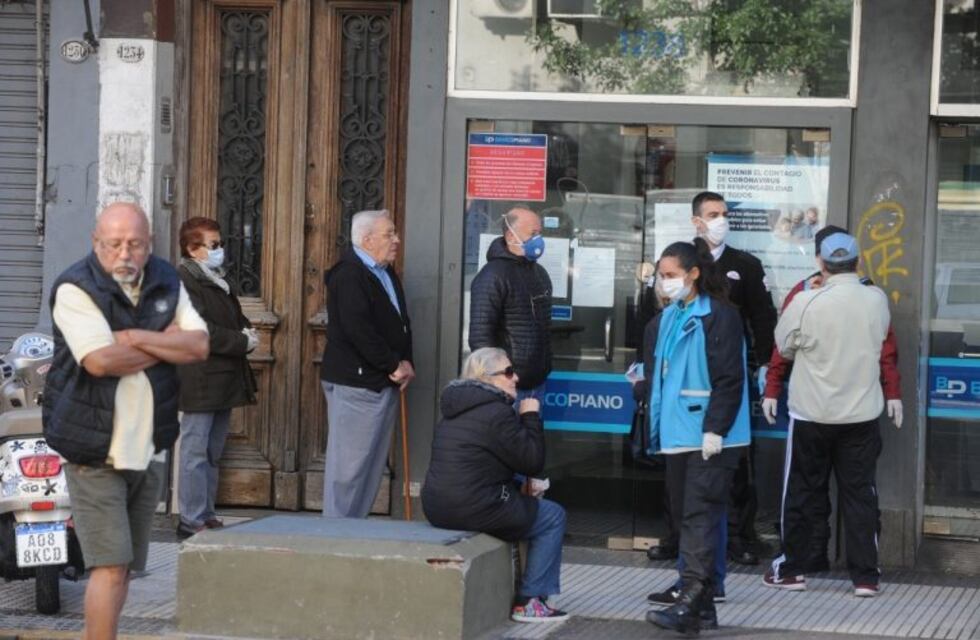 El Gobierno trabaja en una "salida gradual" de la cuarentena para "cuidar a los mayores"