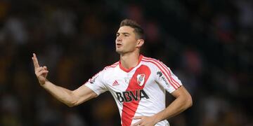 festejo ARG08. Cu00d3RDOBA (ARGENTINA), 15/12/2016.- El jugador de River Plate Lucas Alario celebra tras anotar un gol de tiro penal hoy, jueves 15 de diciembre de 2016, durante un partido por la final de la Copa Argentina entre River Plate y Rosario Central,