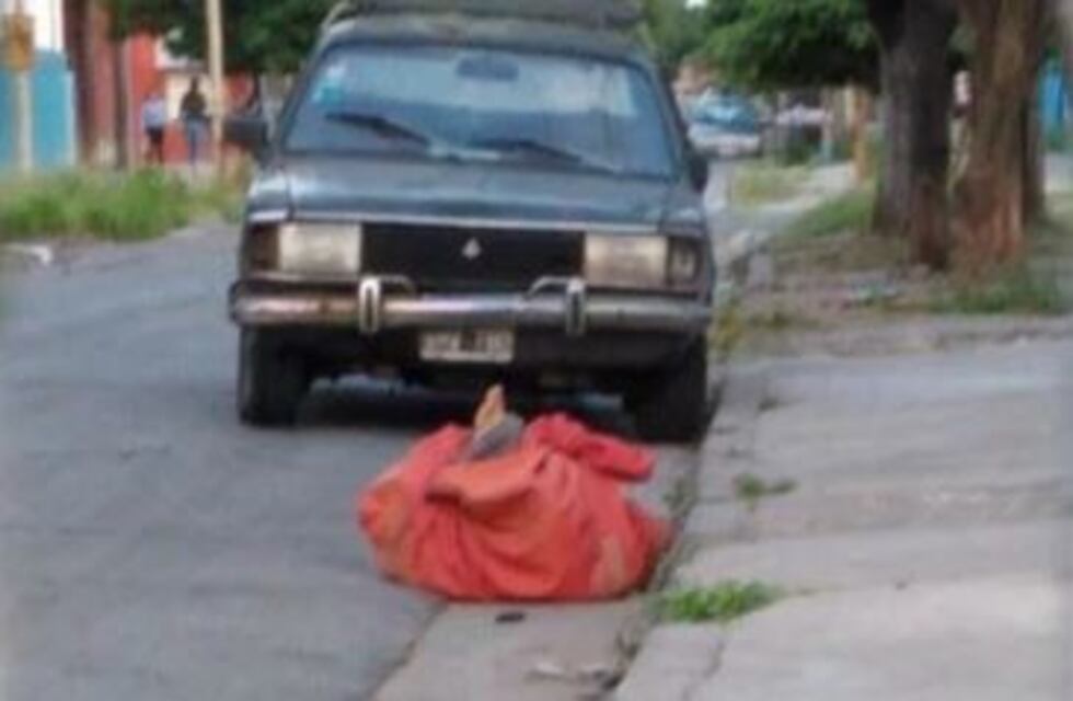 Hallaron asesinada a puñaladas y envuelta en sábanas a una mujer en Laferrere