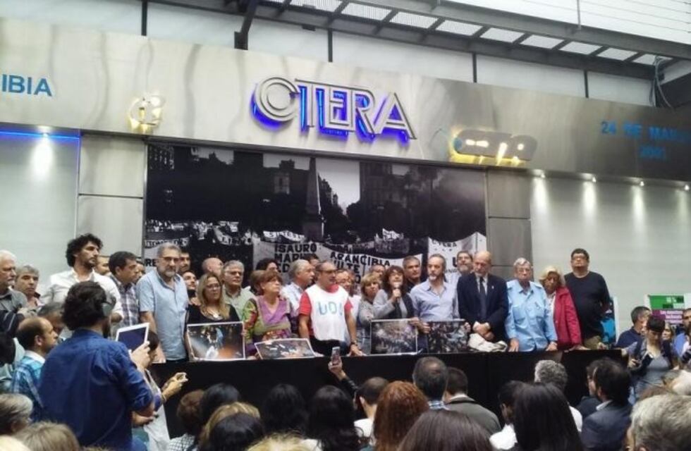 Los docentes realizan un nuevo paro por 24 horas en repudio al desalojo del domingo