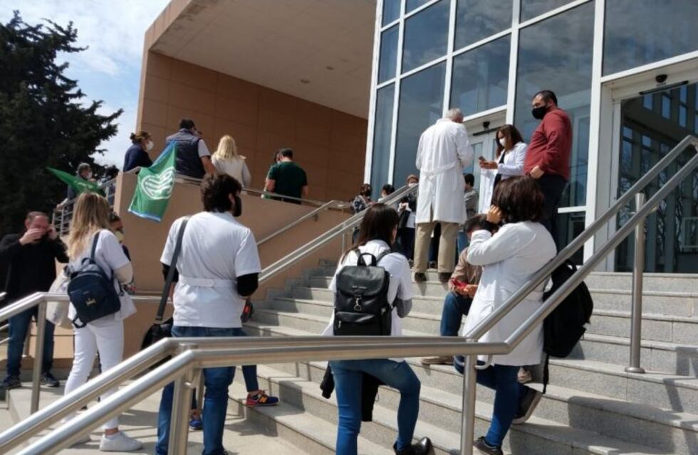 Profesionales de la salud se manifestaron frente al Hospital Bicentenario