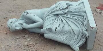 La estatua estaba abandonada en la vía pública\u002E
