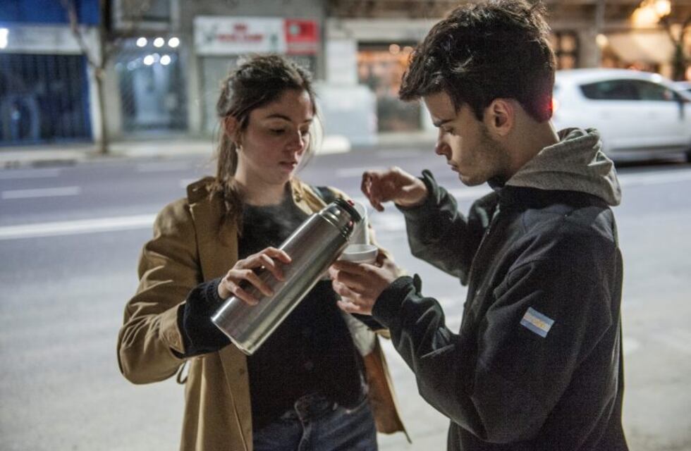 Un grupo solidario recorre la ciudad y ayuda a personas que viven en la intemperie