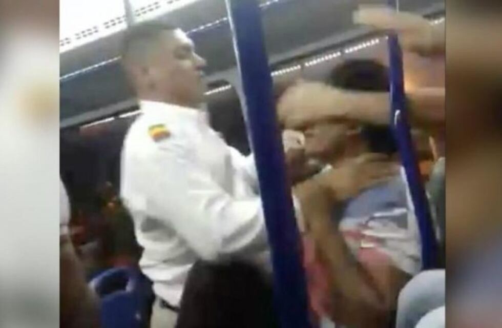 Un chofer le dio una paliza a pasajero por tocar mucho el timbre