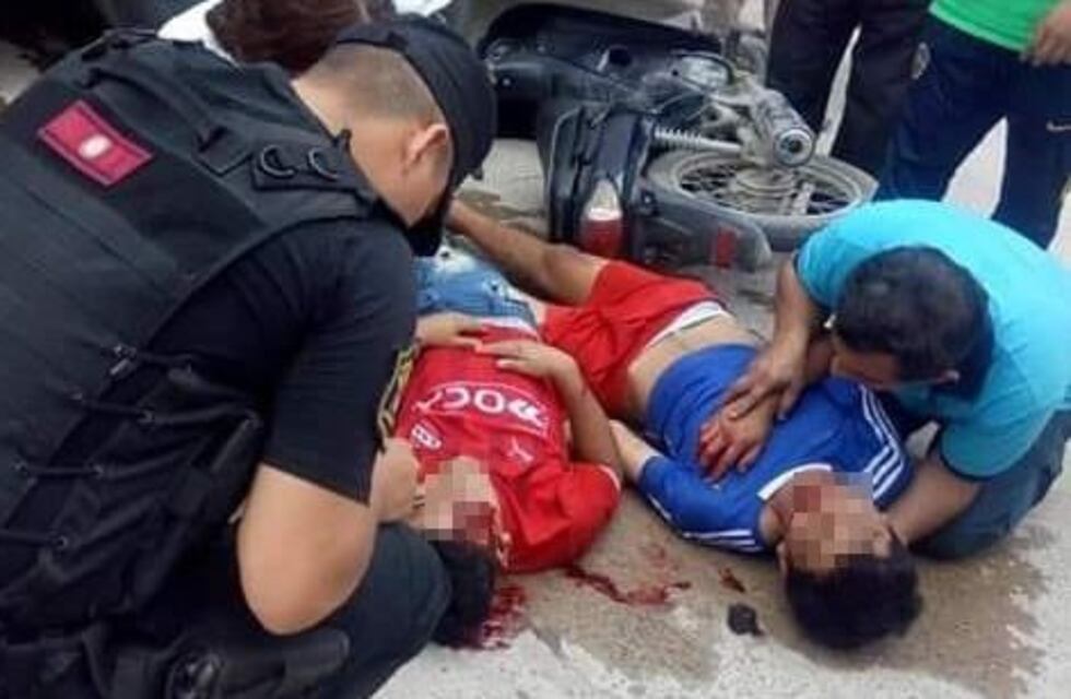 Dos adolescentes en moto chocaron contra un acoplado